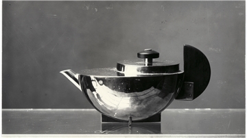 Ein Tee-Extraktkännchen MT 49 von Marianne Brandt, aufgenommen 1924 von der Bauhaus-Fotografin Lucia Moholy in Dessau.