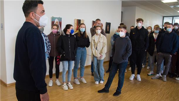 Irakischer Künstler stellt Fluchtgeschichte in Scheeßel vor Ein Teil der in einer Zeltstadt Geflohener entstandenen Werke zeigte der Autodidakt bereits im März in der Eichenschule.