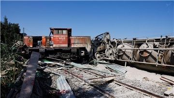 Ein Teil des entgleisten Güterzuges ist an einem Bahngleis zu sehen.