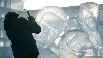 Ein Teilnehmer des Wettbewerbs arbeitet an einer Eisskulptur in der Harbin Ice-Snow World.