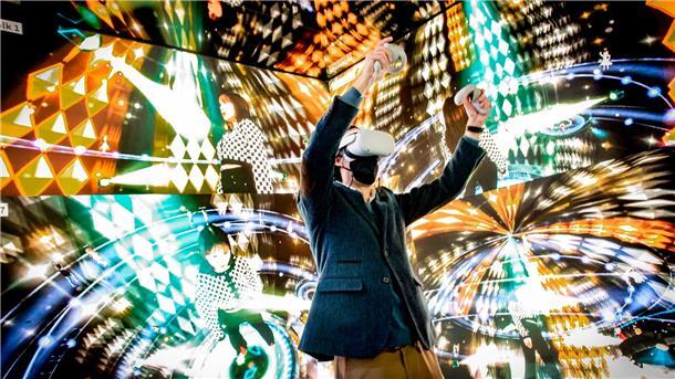 Ein Teilnehmer macht während des GSMA Mobile World Congress 2022 in Barcelona im Jump Studio von SC Telesom ein Metaverse-Erlebnis über VR-Technologie.