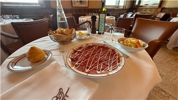 Ein Teller Rindfleisch, ein Schüsselchen Eisbergsalat - sonst nichts.