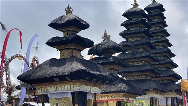 Touristen und heilige Berge: Bali kämpft um seine Würde Ein Tempel auf Bali mit pagodenartig gestaffelten Dächern.