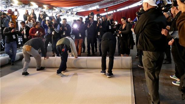 Preisregen für „Im Westen nichts Neues“ bei den Oscars? Ein Teppich für die Stars - in diesem Jahr ist er champagnerfarben.