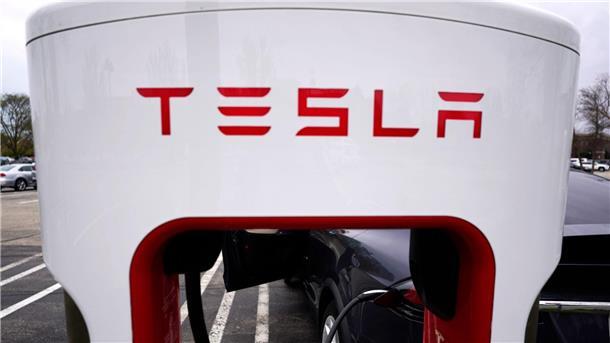 Auch General Motors setzt auf Teslas Ladenetz für E-Autos Ein Tesla Supercharger auf dem Parkplatz eines Einkaufszentrums im US-Bundesstat Illinois