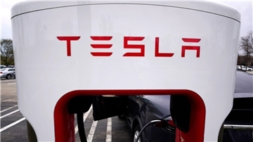 Ein Tesla Supercharger auf dem Parkplatz eines Einkaufszentrums im US-Bundesstat Illinois