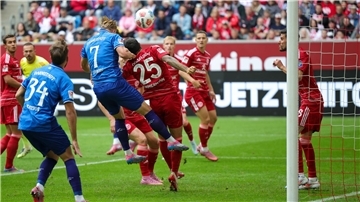 Ein Tor, das nicht galt: Isac Lidberg (Nr. 7) köpft in der 8. Minute das vermeintliche 1:0 für Darmstadt, stand zuvor aber hauchdünn im Abseits. 