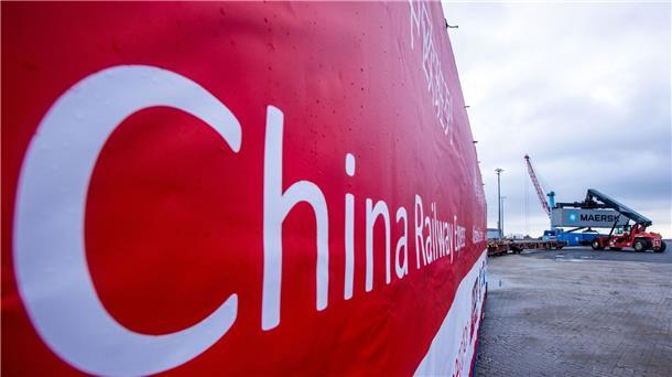 Scholz in Peking: Wie abhängig ist die deutsche Wirtschaft? Ein Transparent mit der Aufschrift „China Railway Express“ hängt an einer Lokomotive, die Waggons mit den ersten Containern einer neuen „Seidenstraßen“-Verbindung zwischen China und Deutschland durch den Seehafen von Mukran zieht.