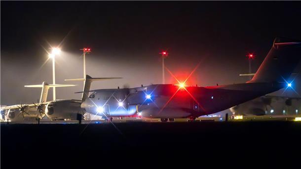 Ein Transportflugzeug vom Typ A400M der deutschen Luftwaffe landet am Fliegerhorst Wunstorf.