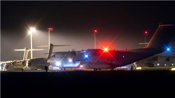 Ein Transportflugzeug vom Typ A400M der deutschen Luftwaffe landet am Fliegerhorst Wunstorf.