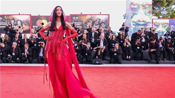 Ein Traum in Rot: das italienische Model Mariacarla Boscono.
