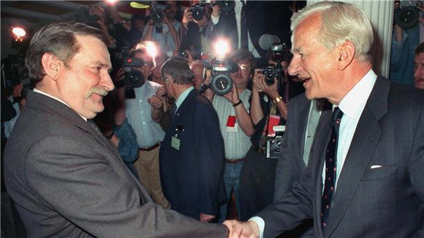 Polens mutiger Arbeiterführer: Lech Walesa wird 80 Ein Treffen zwischen dem damaligen Bundespräsident Richard von Weizsäcker (r) und dem polnischen Arbeiterführer Lech Walesa 1990 in Danzig.