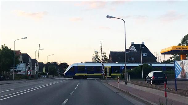 Wenn ein Zug trotz geöffneter Schranke die Straße passiert Ein Triebwagen der EVB fährt bei geöffneter Schranke über einen Bahnübergang an der B73 in Cuxhaven. Allerdings war die Situation wohl weitaus ungefährlicher, als es auf den ersten Blick aussah. Dem Triebfahrzeugführer war die Störung bekannt. Er fuhr auf Sicht und nur in Schrittgeschwindigkeit über die Straße. Außerdem gab es am frühen Morgen gegen 5 Uhr nur wenig Verkehr auf der B73.
