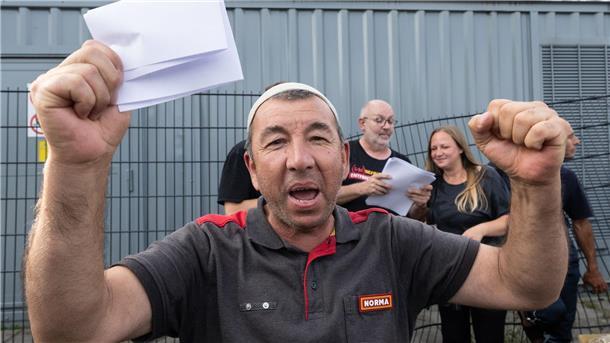 Fahrerstreik in Gräfenhausen beendet Ein Trucker jubelt auf der Raststätte Gräfenhausen, wo er seit mehr als zwei Monaten mit rund 80 anderen LKW-Fahrern für die Auszahlung seines Lohnes gestreikt hat.