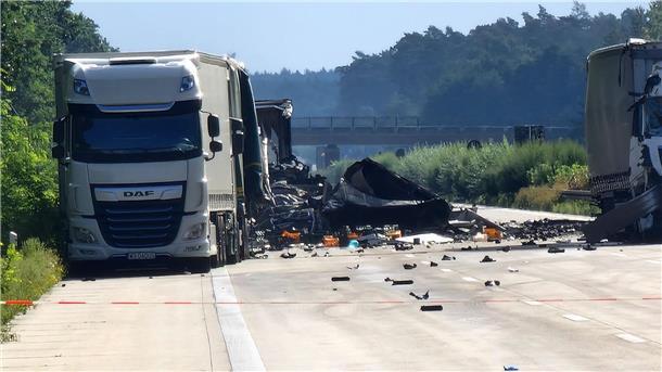 Lkw-Unfall: A2-Abschnitt Richtung Hannover weiter gesperrt Ein Trümmerfeld: die A2 bei Theeßen.