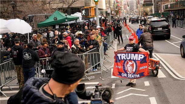 Trump-Anhänger demonstrieren vor Gerichtsgebäude in New York Ein Trump-Anhänger in Manhattan.
