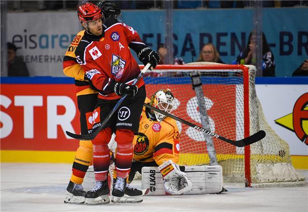 Fischtown Pinguins schlagen Luleå 2:0 – Hungerecker mit Shutout Ein typisches Powerplay-Tor der Pinguins. Christian Wejse ackert vor dem Tor, um dem Torhüter die Sicht zu nehmen. Und der von Jan Urbas abgefeuerte Puck zappelt im Netz.