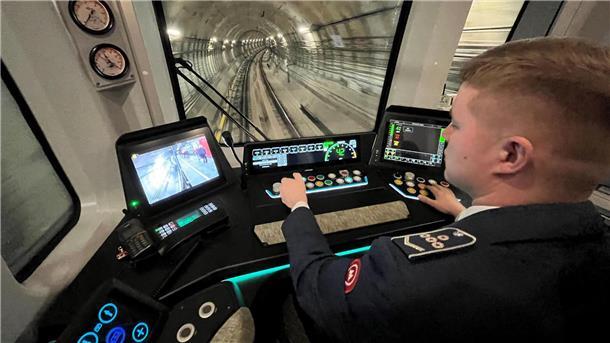 Ein U-Bahn-Fahrer lenkt einen modernen Zug auf der neuen großen Ringlinie der Metro.