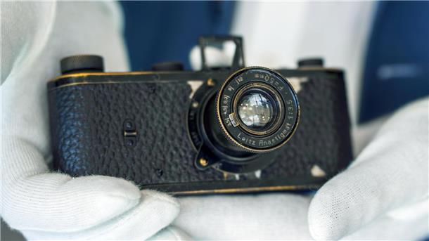 Kamera für 7,2 Millionen Euro - Leica-Prototyp versteigert Ein über 100 Jahre alter Prototyp einer Leica-Kleinbildkamera ist bei einer Auktion für 7,2 Millionen Euro versteigert worden.