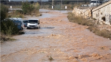 Ein überschwemmter Abschnitt der Ostautobahn in Valencia im Osten Spaniens.
