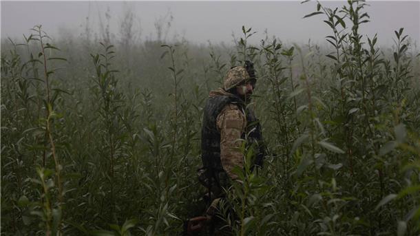 Ein ukrainischer Marinesoldat geht durch ein Gelände an der Frontlinie in der Nähe des Flusses Dnepr.