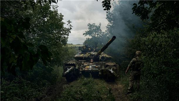 London: Hohe Verluste auf beiden Seiten im Ukraine-Krieg Ein ukrainischer Panzer rückt in Richtung einer Stellung in Bachmut vor. Rund um Bachmut finden immer noch intensive Kämpfe statt.