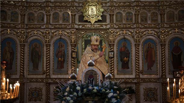 Ein ukrainischer Priester während einer Weihnachtsmesse in einer orthodoxen Kirche in Bobrytsia.