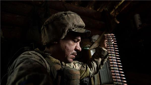 Ein ukrainischer Soldat an der Frontlinie in der Region Donezk.