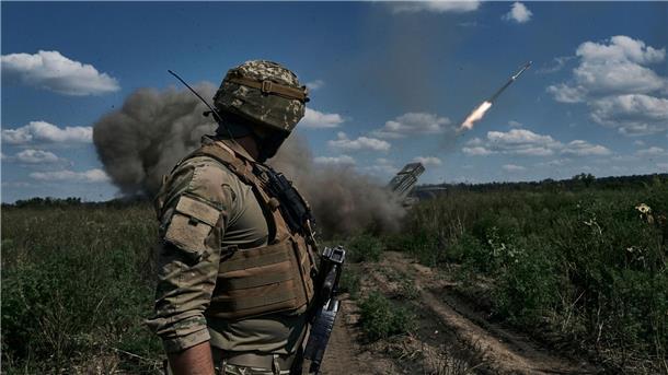 Krieg gegen die Ukraine: So ist die Lage Ein ukrainischer Soldat beobachtet, wie ein Grad-Mehrfachraketenwerfersystem in der Nähe von Bachmut Raketen abfeuert.