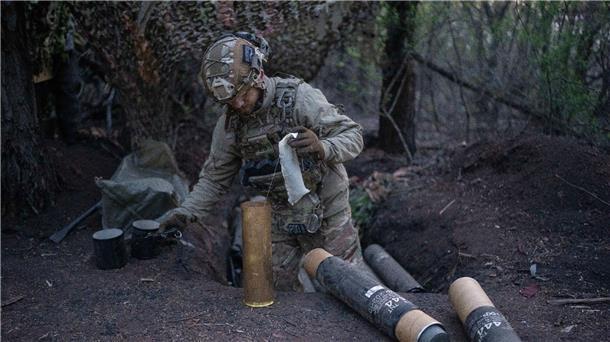 Krieg gegen die Ukraine: So ist die Lage Ein ukrainischer Soldat bereitet Granaten für eine Gebirgshaubitze an der Frontlinie in der Region Donezk vor.