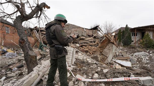 Ein ukrainischer Soldat dokumentiert in Charkiw die Überreste eines Hauses, das von einer russischen Rakete zerstört wurde.