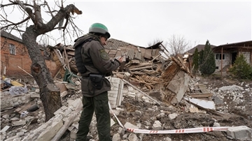 Ein ukrainischer Soldat dokumentiert in Charkiw die Überreste eines Hauses, das von einer russischen Rakete zerstört wurde.