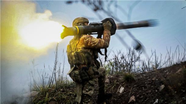 Krieg gegen die Ukraine: So ist die Lage Ein ukrainischer Soldat feuert in der Region Donezk eine Panzerabwehrrakete ab.