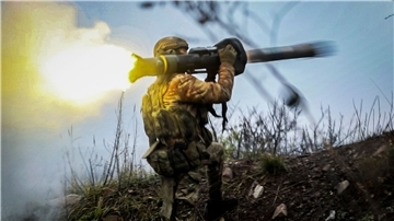 Ein ukrainischer Soldat feuert in der Region Donezk eine Panzerabwehrrakete ab.