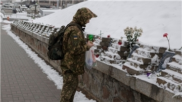 Ein ukrainischer Soldat gedenkt in Kiew den Menschen, die bei Zusammenstößen mit Sicherheitskräften auf dem Maidan-Platz im Jahr 2014 ums Leben kamen.