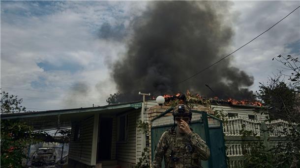 Ein ukrainischer Soldat geht an einem Haus vorbei, das nach einem Beschuss in der Nähe der Frontlinie abgebrannt ist. Russland führt seit Februar 2022 Krieg gegen die Ukraine.