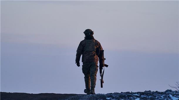 Wie wird der Ukraine-Krieg enden? Ein ukrainischer Soldat geht zu seiner Position an der Frontlinie in der Nähe von Bachmut. Die Stadt ist heftig umkämpft.