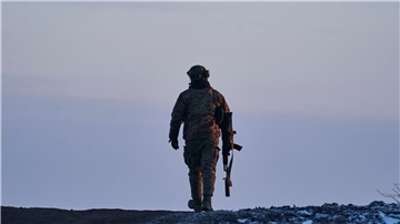 Ein ukrainischer Soldat geht zu seiner Position an der Frontlinie in der Nähe von Bachmut. Die Stadt ist heftig umkämpft.