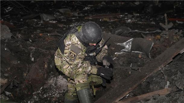 Baby stirbt bei Raketenangriff auf Hotel in Charkiw Ein ukrainischer Soldat inspiziert Trümmer eines eingestürzten Gebäudes. (Symbolbild).