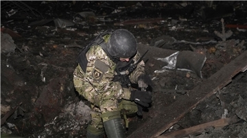 Ein ukrainischer Soldat inspiziert Trümmer eines eingestürzten Gebäudes. (Symbolbild).
