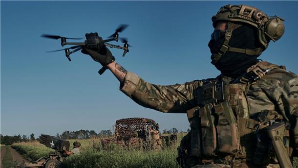 Krieg gegen die Ukraine: So ist die Lage Ein ukrainischer Soldat startet eine Drohne an der Frontlinie in der Nähe von Bachmut.