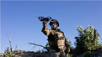 Ein ukrainischer Soldat startet eine Drohne - diese Art von Waffe ist im Krieg besonders wichtig.