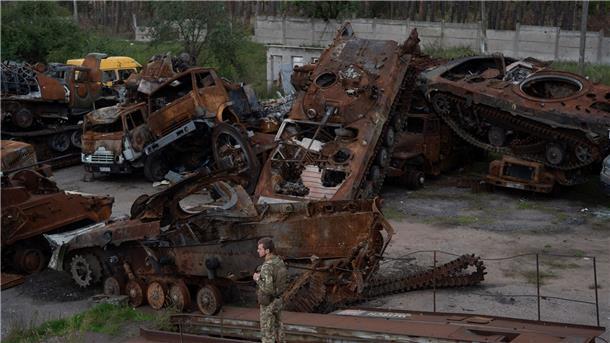 Krieg in der Ukraine: So ist die Lage Ein ukrainischer Soldat steht neben zerstörten russischen Panzern in Lyman.