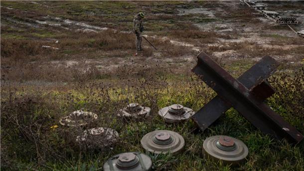 Krieg gegen die Ukraine: So ist die Lage Ein ukrainischer Soldat sucht auf dem Feld eines kürzlich befreiten Dorfes am Rande von Cherson nach Minen.