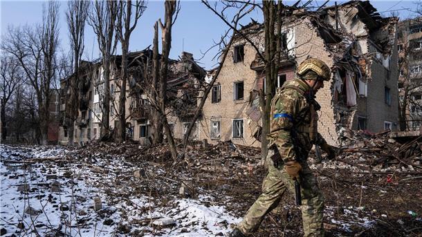 Ein ukrainischer Soldat vor einem zerstörten Wohnhaus in der ostukrainischen Stadt Awdijiwka.