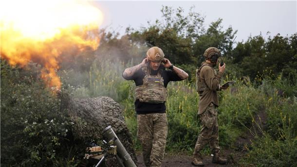 Kiew: Gegenoffensive braucht Zeit Ein ukrainischer Soldat während eines Funkgesprächs, während ein anderer Soldat 82-mm-Mörser auf russische Stellungen feuert.