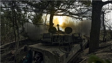 Krieg gegen die Ukraine: So ist die Lage Ein ukrainisches selbstfahrendes Artilleriesystem feuert auf russische Stellungen an der Frontlinie nahe Bachmut.