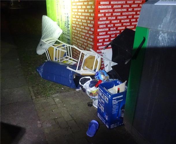Brake: Unbekannter entsorgt seinen Müll bei Glascontainern Ein Unbekannter hat seinen Müll in Brake bei Glascontainern entsorgt.