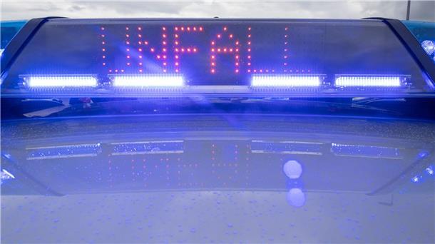 Ein Unfall auf der Landesstraße bei Iffens beschäftigte die Polizei (Symbolbild).
