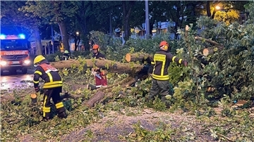 Ein Unwetter ist über Deutschland hinweggefegt; es gibt Verletzte und Schäden.